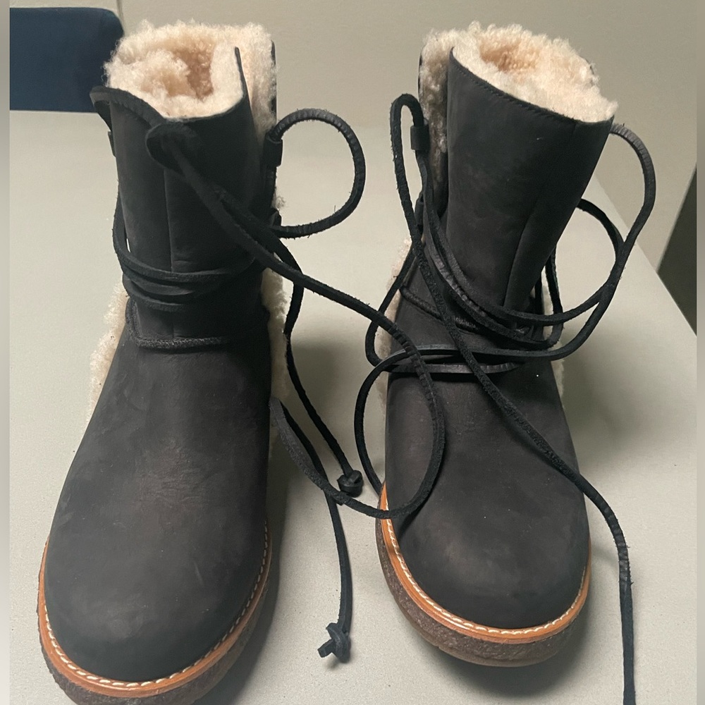 NEW Uggs boots. size 6